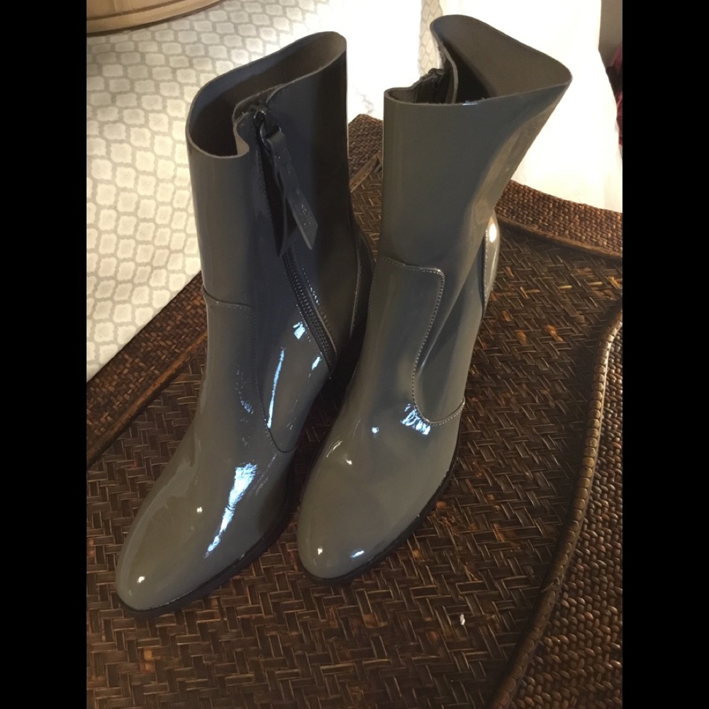 NWOT splendid taupe boots
